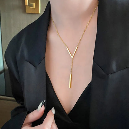 Línea Áurea — Collar V Elegante