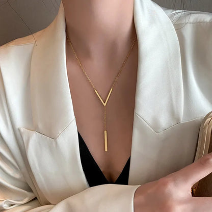 Línea Áurea — Collar V Elegante