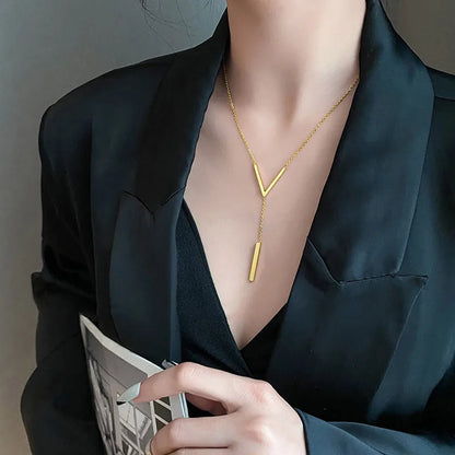 Línea Áurea — Collar V Elegante