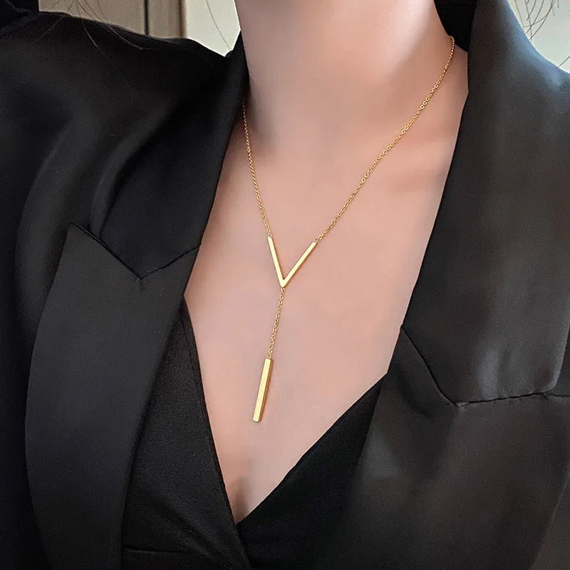 Línea Áurea — Collar V Elegante