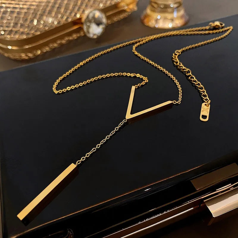 Línea Áurea — Collar V Elegante